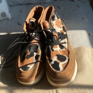 Size 8 women’s Ugg lace up platform sneakers